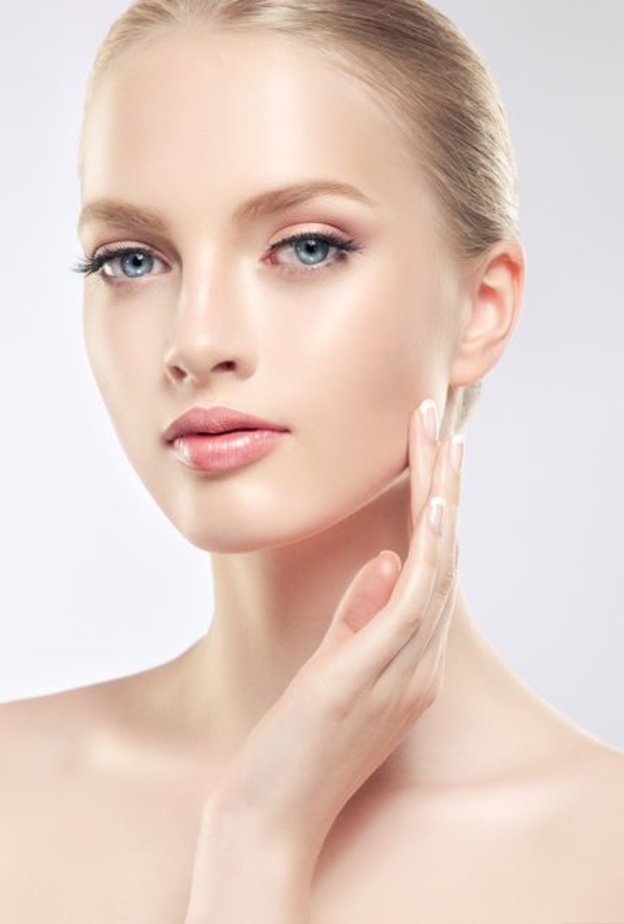 طريقة عمل ماسك الكركم لتفتيح البشرة وإزالة البقع بالخطوات