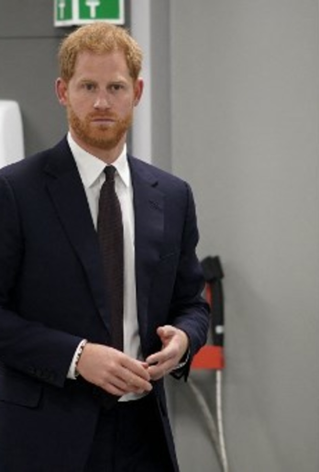 هل تستبعد ملكة بريطانيا الأمير هاري وطفليه من خط ولاية العرش؟