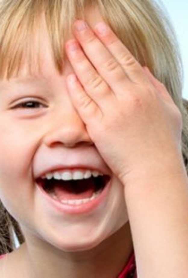 مخاطر معقمات اليد على عيون الأطفال