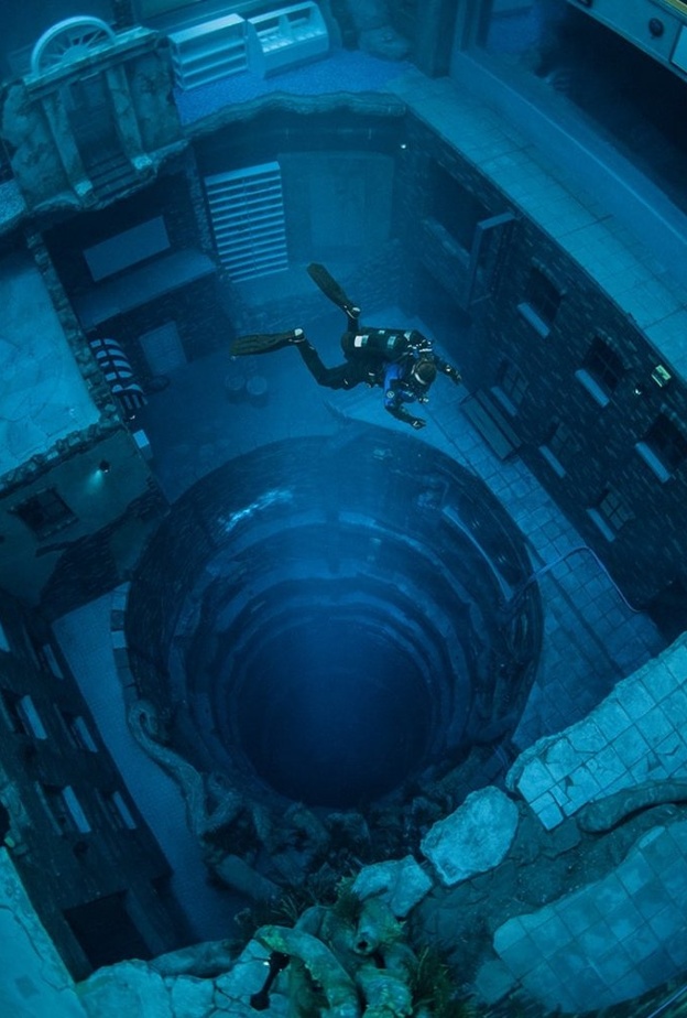 متعة الغوص في اعمق حوض في العالم ديب دايف دبي