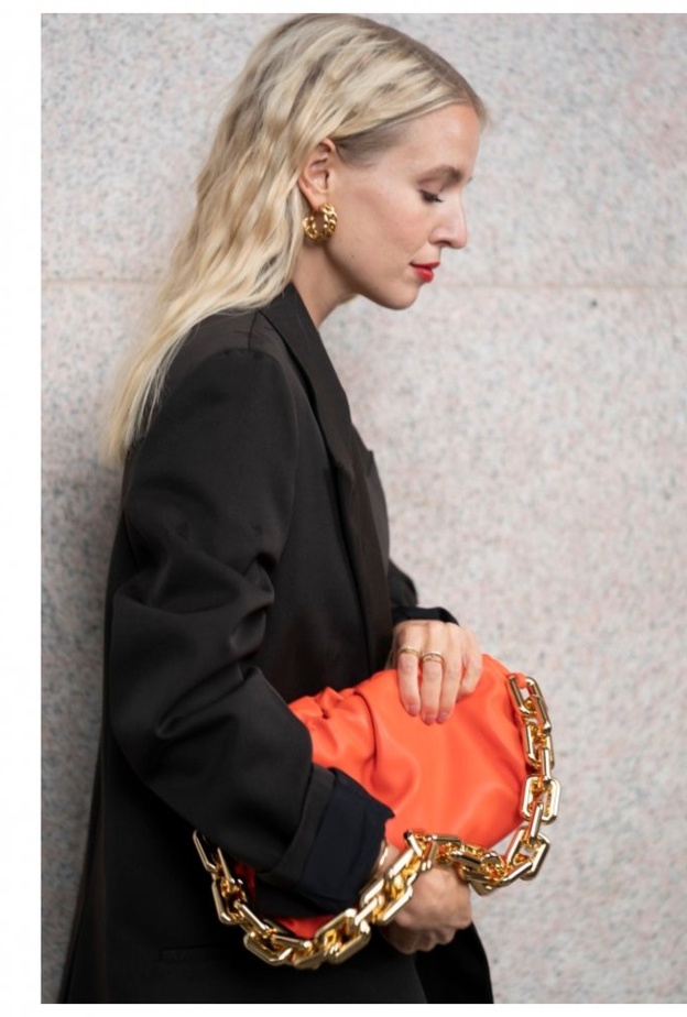 أحدث تنسيقات شنط اليد الملونة من اطلالات ستريت ستايل