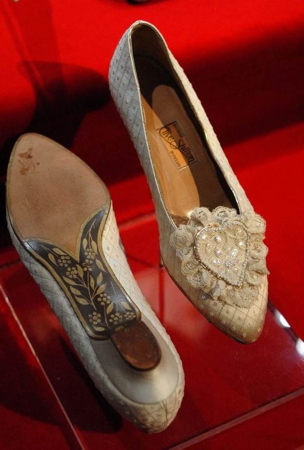 في ذكرى زواج الأميرة ديانا تعرفوا على سر حذاء زفافها وقصة الكعكة