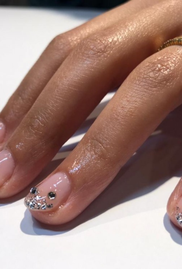 لوك فن أظافر بقطع كريستالية مناسب لسهرة المصدر Base & Boon