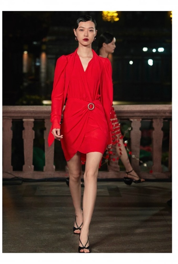 الأحمر مع لمسات الزهري بفستان ميدي شبابي من Angel Schlesser