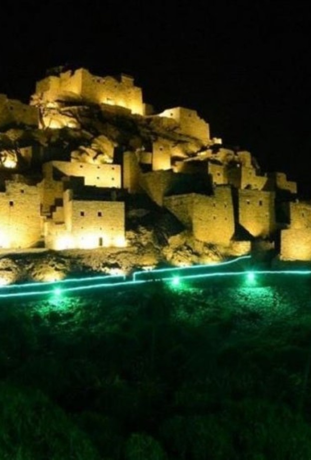 جمال قرية ذي عين في الليل - المصدر العربية