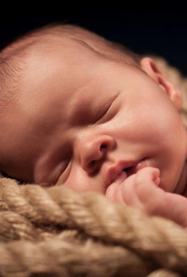 4 اسباب اساسية تؤدي الى تغير لون بشرة الطفل الرضيع