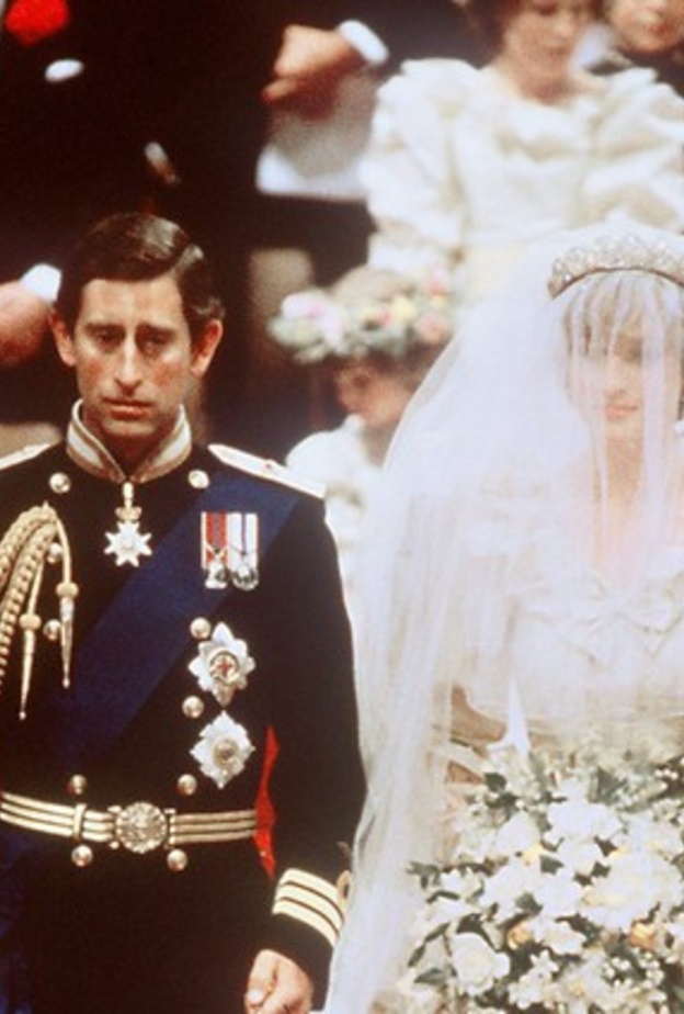 ما هي الأخطاء التي وقع فيها الأمير تشارلز والأميرة ديانا أثناء ترديد عهود زواجهما