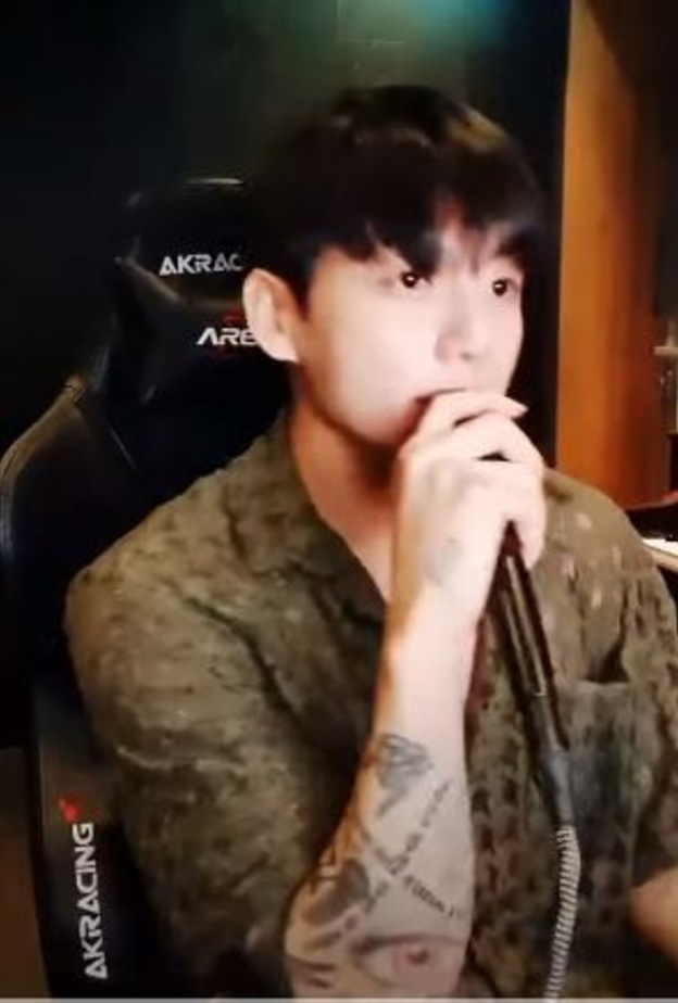 jungkook - الصورة مأخوذة من احد لقائاته على يوتيوب