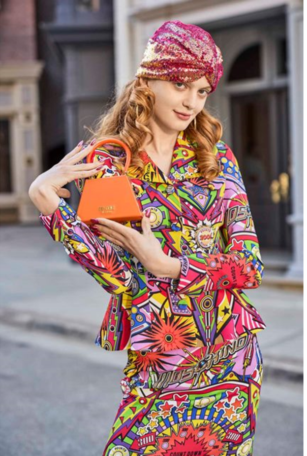 الحقيبة الميكرو باللون البرتقالي التي قدّمتها دار Moschino مع البدلة الملونة