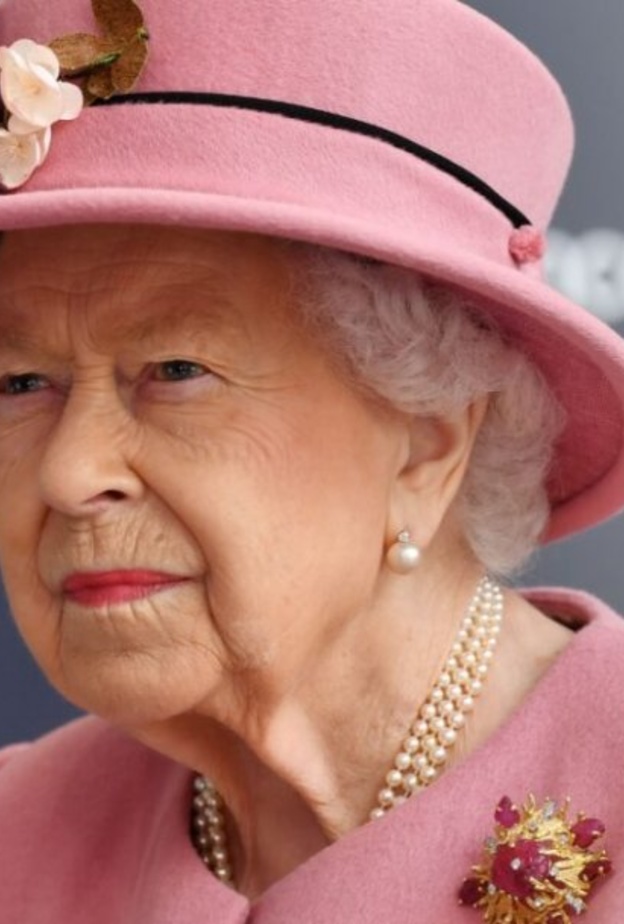 ملكة بريطانيا توجه الشكر لشابة رسمت صورة مريعة للأمير فيليب