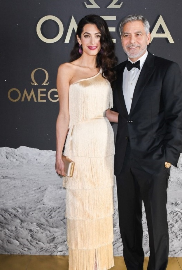 اطلالات امل وجورج كلوني بفستان برونزي بتوقيع دار جورجيو أرماني