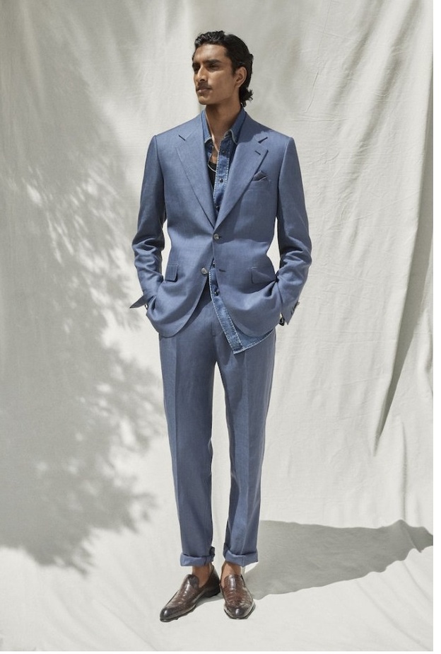 اللون الأزرق الجذاب بتصميم البدلة الراقية من Brioni