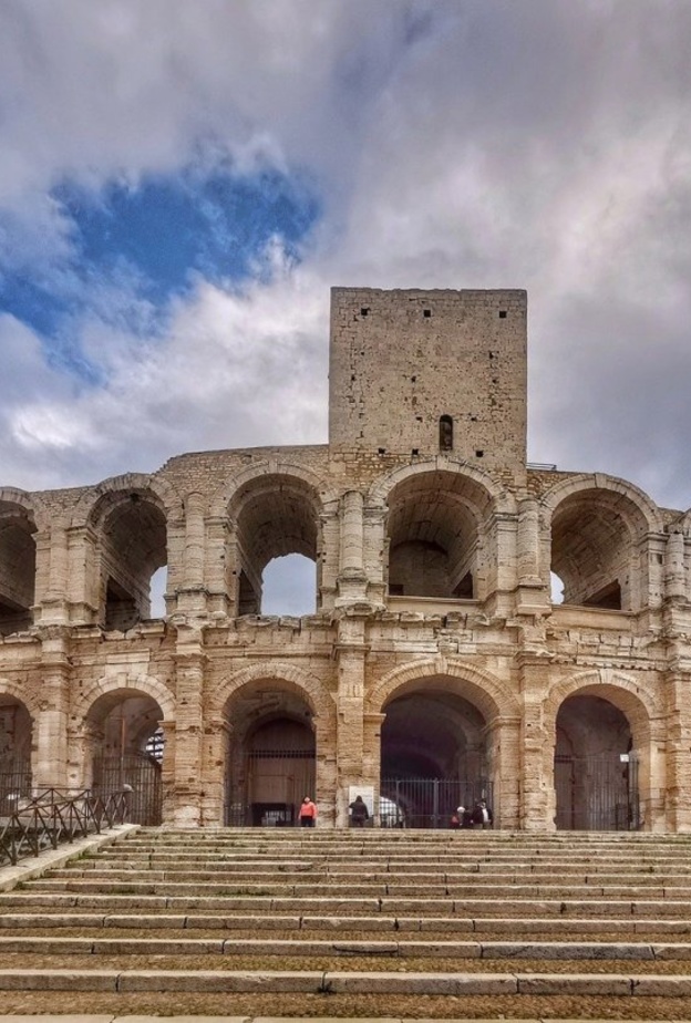  مدرج آرل من أهم المعالم الرومانية في المدينة بواسطة snail_makes_art