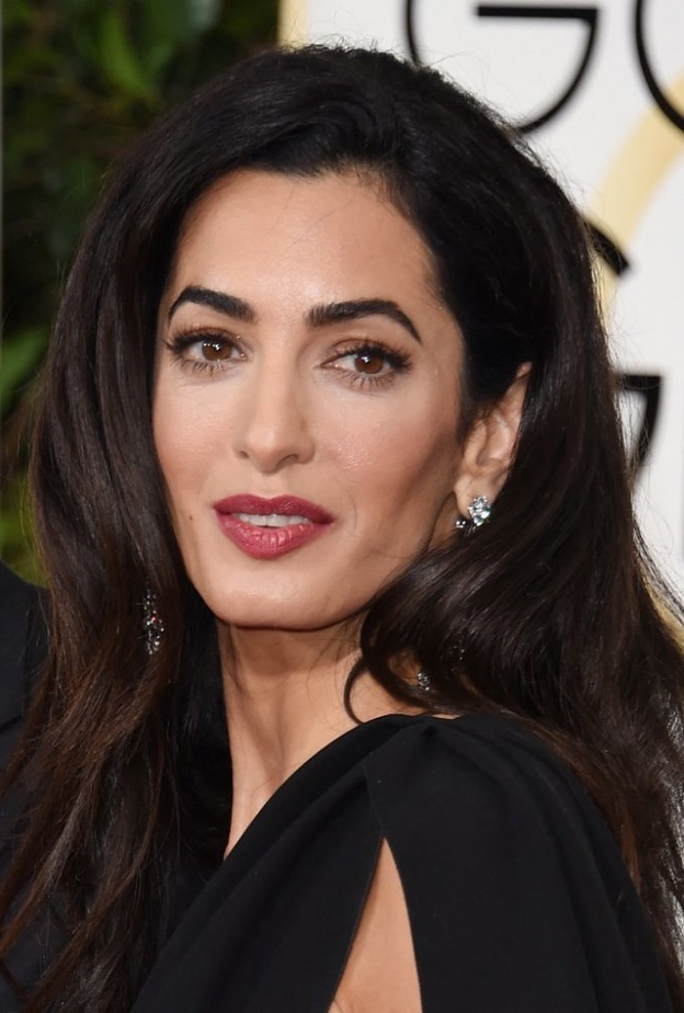 اطلالات امل كلوني الجمالية مع الظلال البراقة