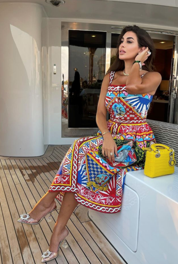 فستان ميدي ضيق من دولتشي أند غابانا نسّقت معه البلايزر باللون الأزرق