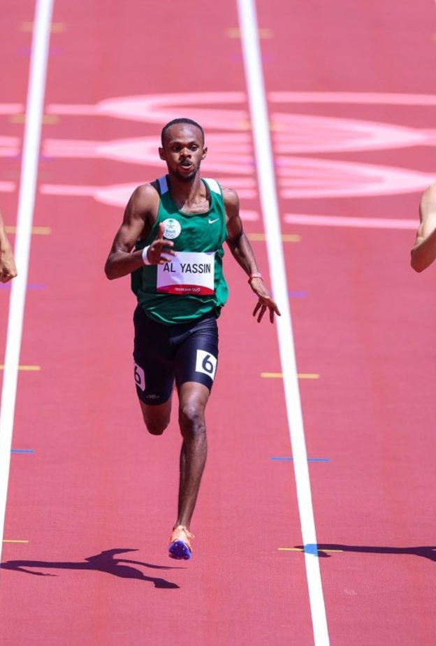 إشارة النصر من  العدّاء السعودي مازن الياسين