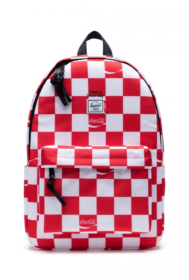 استهلتHerschel Supply Co.  العام بالتعاون الأول مع شركة تصنيع المشروبات الغازية المشهورة كوكا كولا.