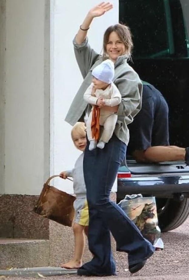 الأميرة صوفيا في نزهة عائلية بصحب أطفالها في أحدث ظهور لها