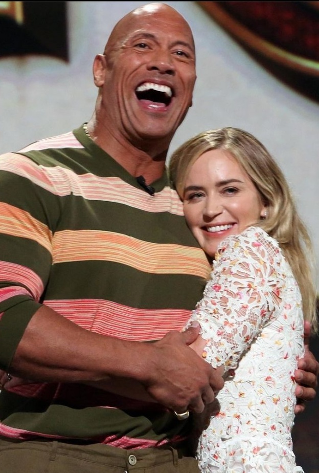 ذا روك و ايميلي بلانت_ الصورة من حساب فيلم Jungle Cruise على إنستجرام