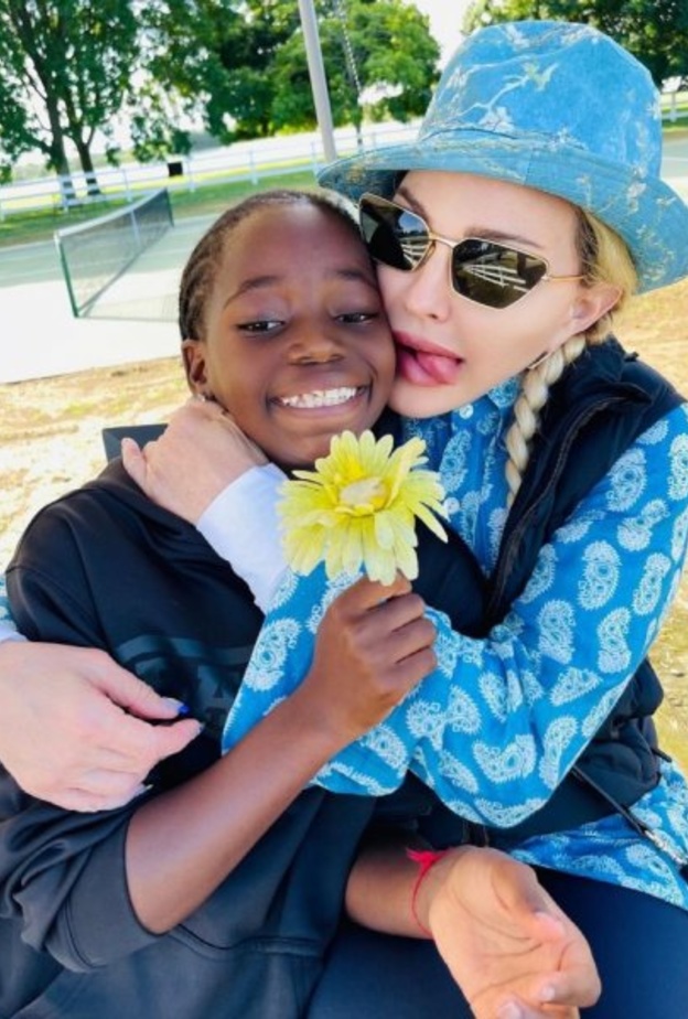 مادونا وابنتها إستير_ الصورة من حساب مادونا على إنستجرام