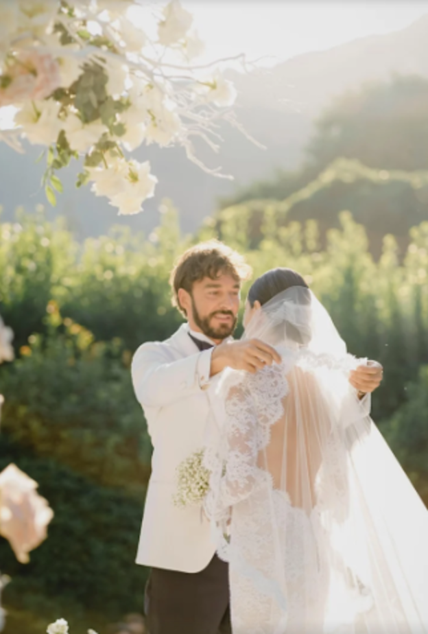  العروسين خلال الحفل- من موقع ياهو