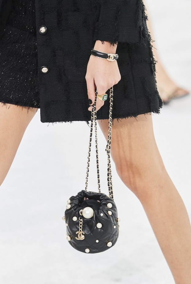 قصّة الكلاتش من الجلد الفاخر مع اللمسات البراقة بحقيبة من Balmain