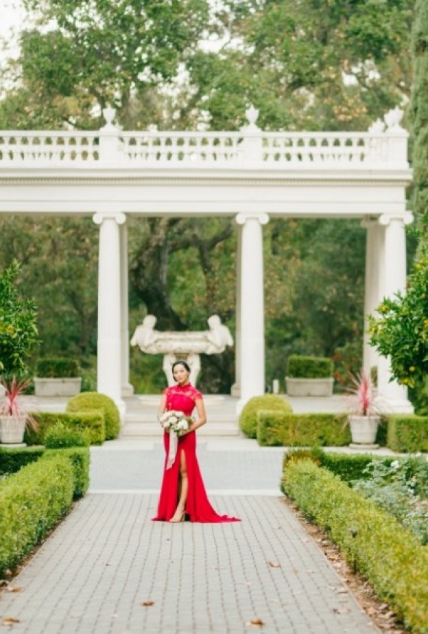  لماذا إختارت عروس الفستان الأحمر لزفافها؟-unsplash