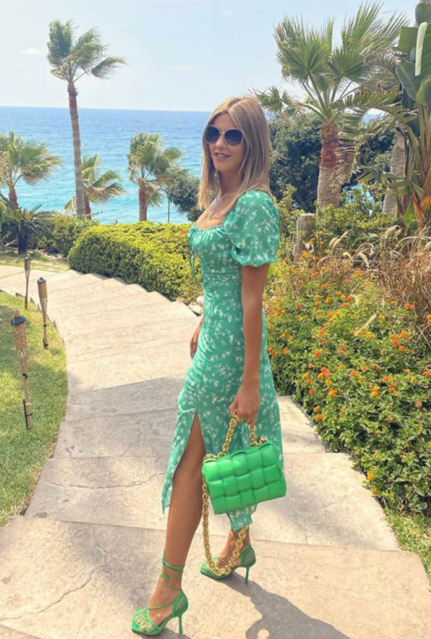 إختارت الفستان المزيّن بنقشات الورود نسّقت معه حقيبة Bottega Veneta وصندلاً باللون نفسه