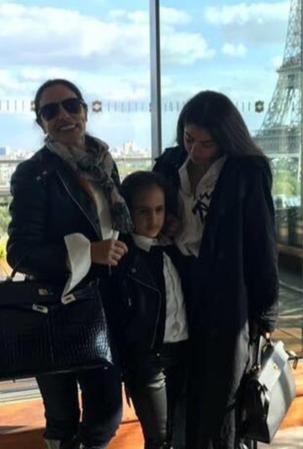 شريهان مع ابتتيها