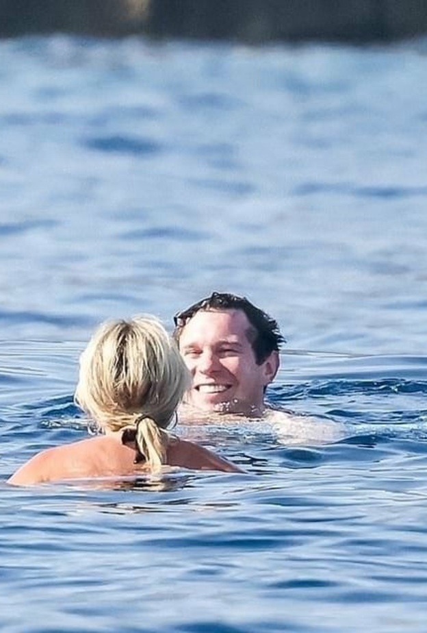 زوج الأميرة يوجين تثير الجدل بعد ظهوره في جزيرة كابري بصحبة 3 نساء