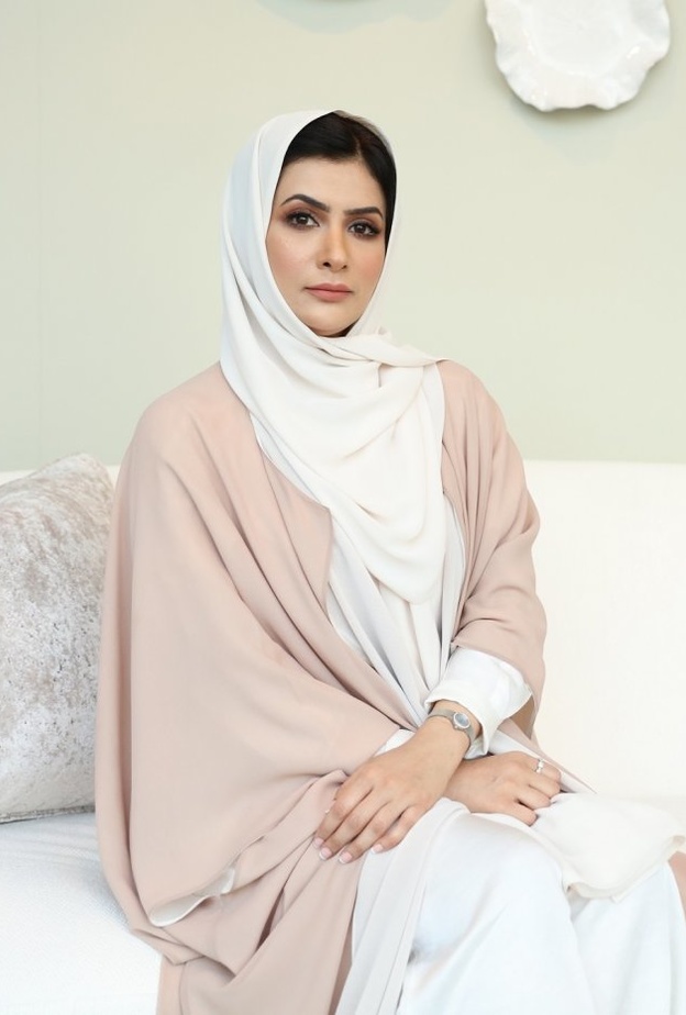 حوار مجلة "هي" مع المصممة الإماراتية هاجر عبدالله الطنيجي