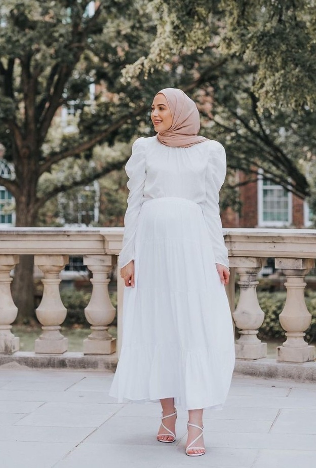فساتين حوامل محجبات بيضاء مستوحاة من اطلالات الفاشينيستا لينا أسعد