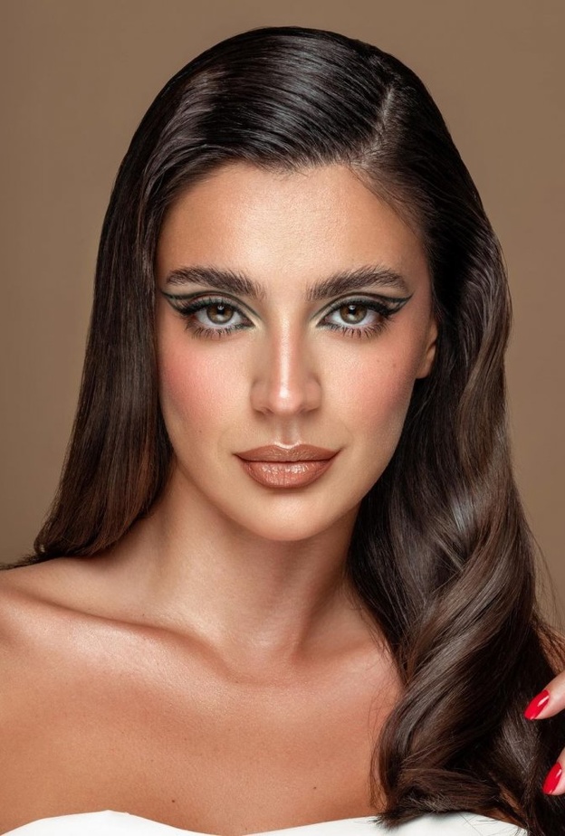 أفضل إطلالات مكياج وتسريحات شعر بيرلا حلو بمناسبة خطوبتها