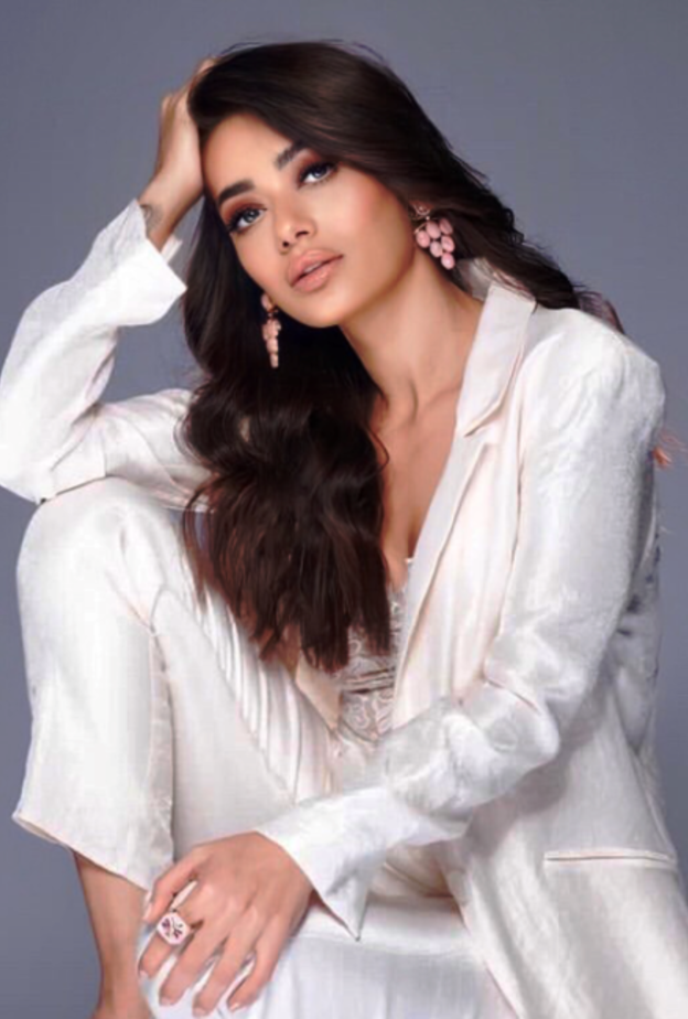 رحمة رياض تألقت في أحدث إطلالاتها بالبدلة البيضاء