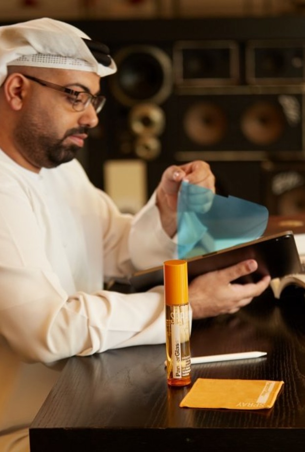  الفنان الإماراتي محمد الشيباني