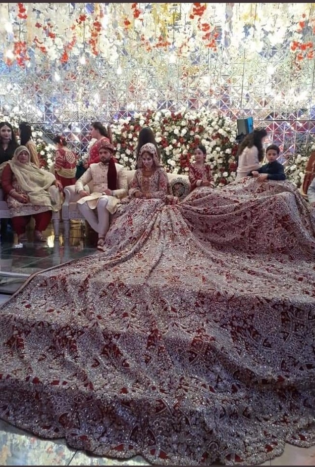 عروس باكستانية ترتدي فستان زفاف تقليدي بوزن 100 كجم