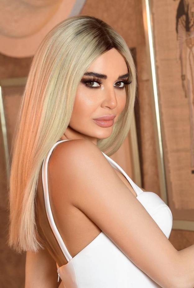 صبغة باللون الأشقر جريئ بأسلوب سيرين عبد النور