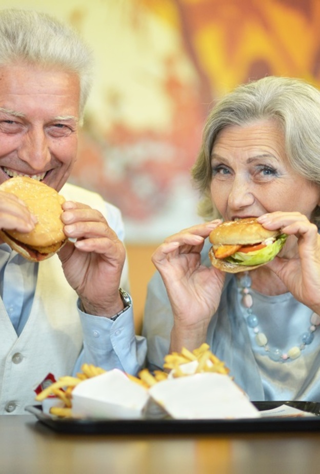  اسباب تحتم على كبار السن التوقف عن تناول اللحوم الحمراء