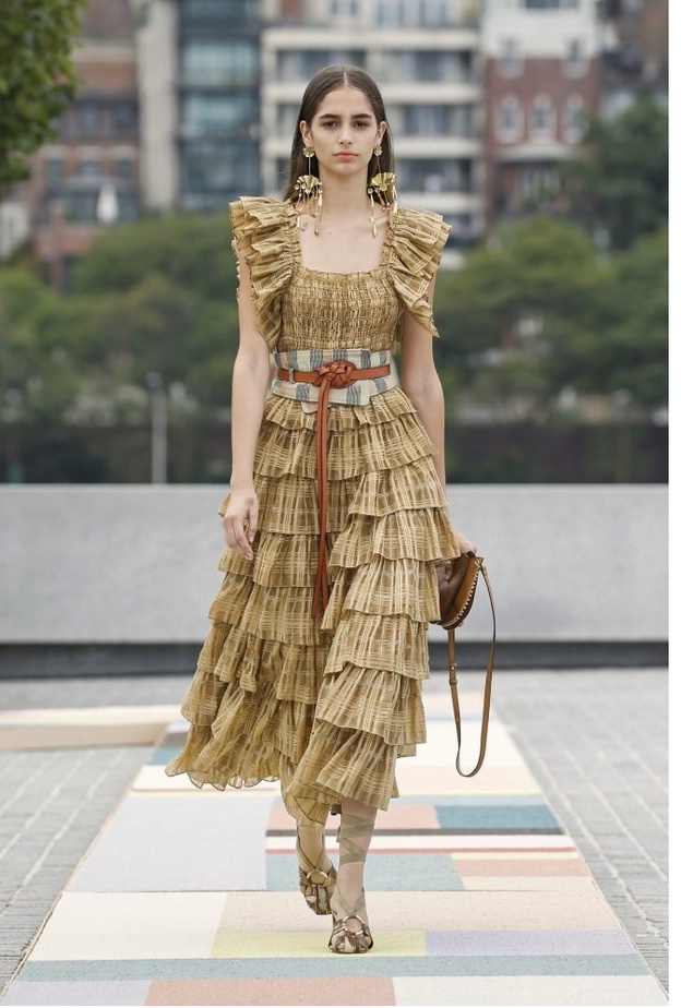 اطلالات عصرية بدرجات البيج الساحرة من وحي دار Max Mara