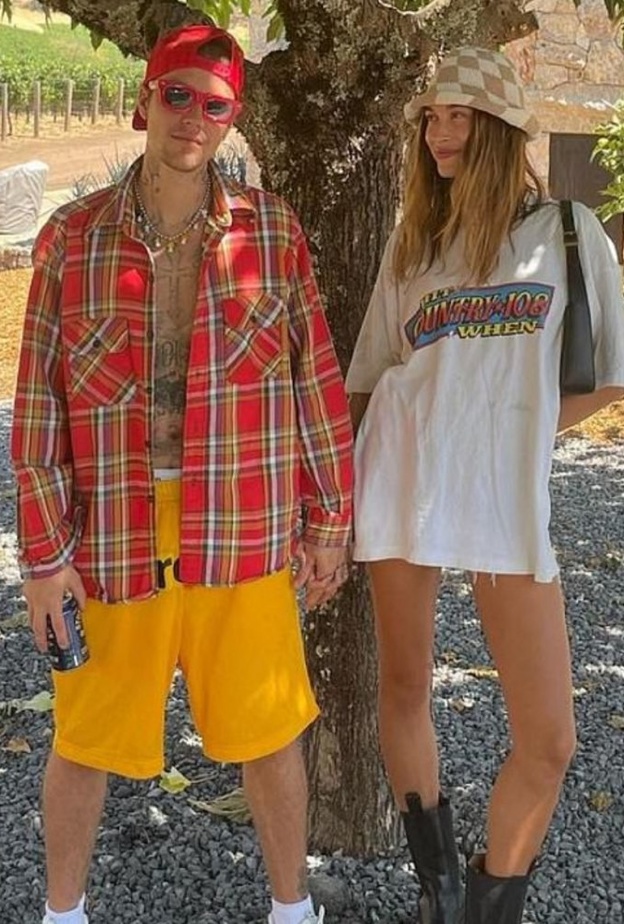 جاستن بيبر و هايلي بيبر في نزهة رومانسية-: الصورة من حساب جاستن بيبر على إنستجرام