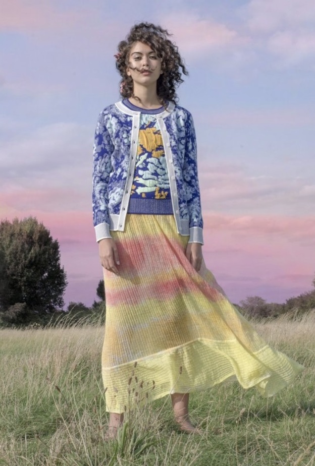 التنورة القصيرة بقصة مستقيمة بوحي من Alberta Ferretti