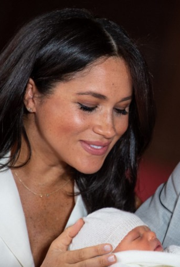 ميجان ماركل بقلادة ناعمة من الذهب والفيروز من تصميم Jennifer Meyer