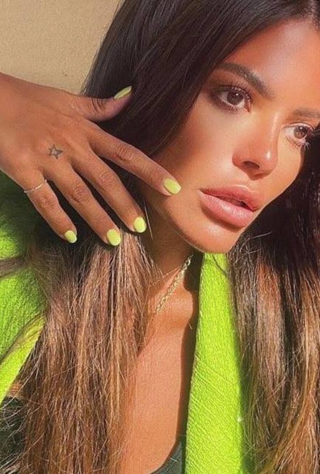 الوان مناكير ملونة بتدرجات النيون بأسلوب العنود بدر