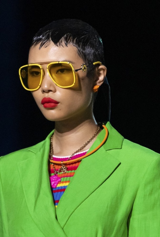 اشكال نظارات شمسية ملونة 2021 بتدرجات اللون الاصفر من دار Versace