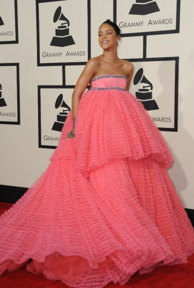 تعشق ريهانا الفساتين الضخمة على السجادة الحمراء وهذه اطلالتها في حفل الغرامي عام 2015 بتصميم Giambattista Valli