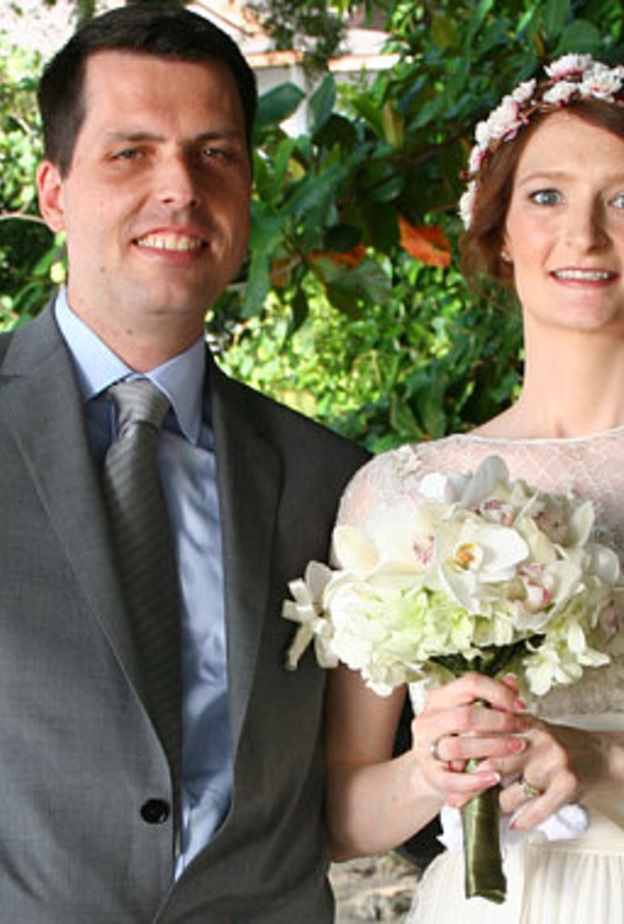 ما الذي دفع العروس الى عدم دعوة والديها لحفل الزفاف ؟