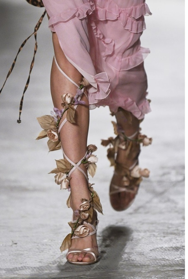 تصميم شبابي جذاب مزيّن بالأحجار البراقة من Blumarine