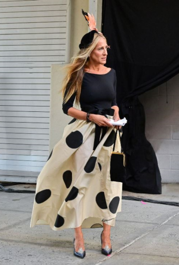 أطلت بتنورة من تصميم دار كارولينا هيريرا بنقشة البولكا دوت الأيقونية