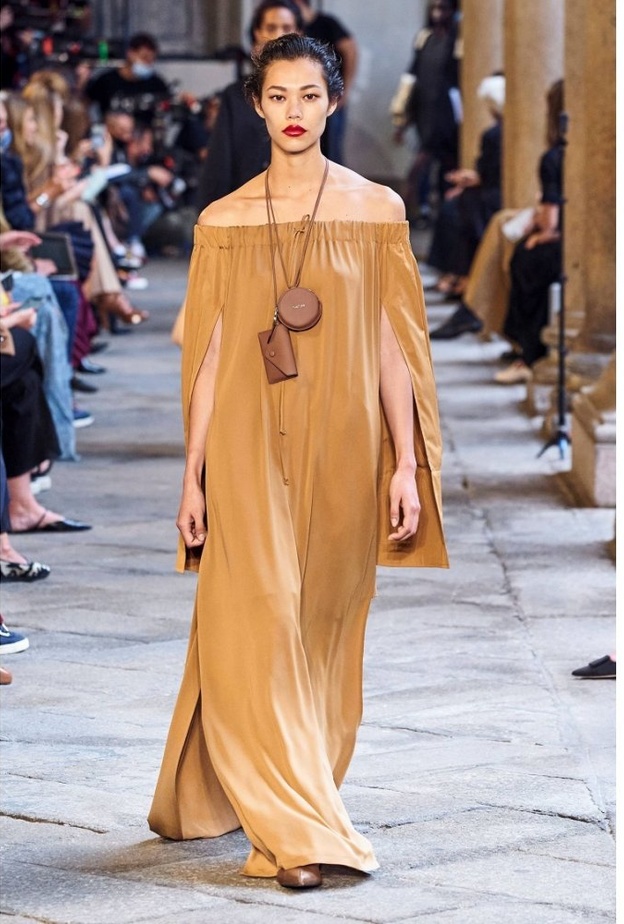 موديلات فساتين مكشوفة الاكتاف وطويلة من دار Max Mara