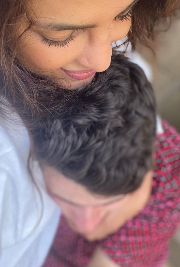  هكذا استقبل نيك جوناس بريانكا تشوبرا بعد غيابها عن المنزل لفترة